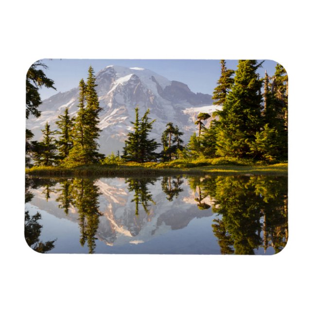Imán Monte Rainier reflejado en un tarn cerca de Plumme (Horizontal)