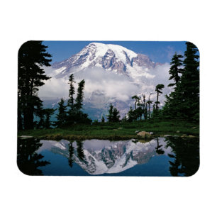 Imán Monte Rainier reflejado en un tarn de montaña