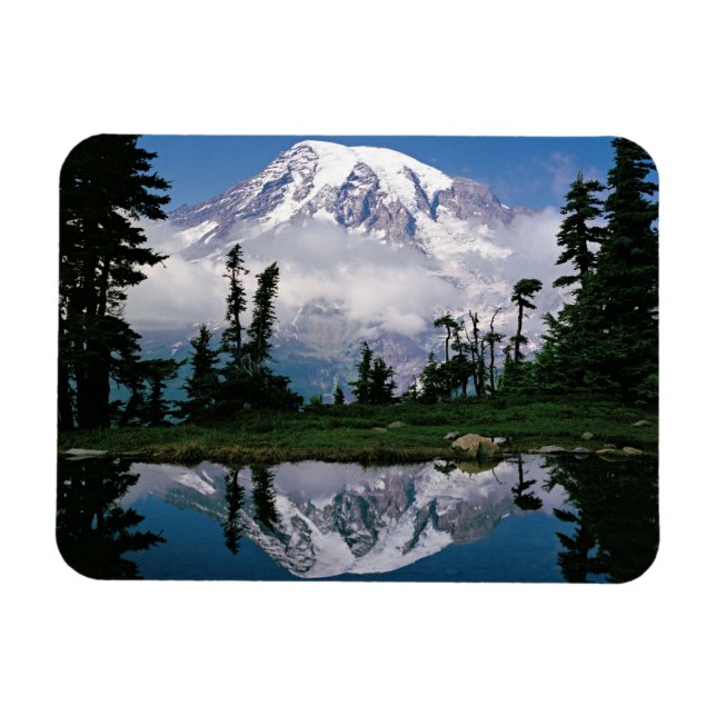 Imán Monte Rainier reflejado en un tarn de montaña (Horizontal)