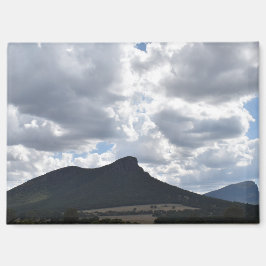 Imán Montes de esturión y abrupto bajo nubes dramáticas