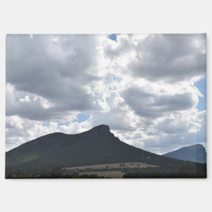 Imán Montes de esturión y abrupto bajo nubes dramáticas