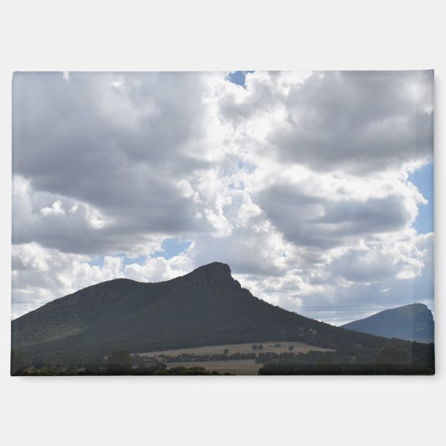 Imán Montes de esturión y abrupto bajo nubes dramáticas (Anverso)