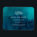 Imán Moody Ocean Watercolor Flexible Guardar la fecha<br><div class="desc">Esta acuarela húmeda del océano flexible ahorra el imán de fecha perfecto para su simple boda boho tropical. Está diseñado con minimalistas hojas tropicales blancas y un impresionante fondo azul-verde oscuro.</div>