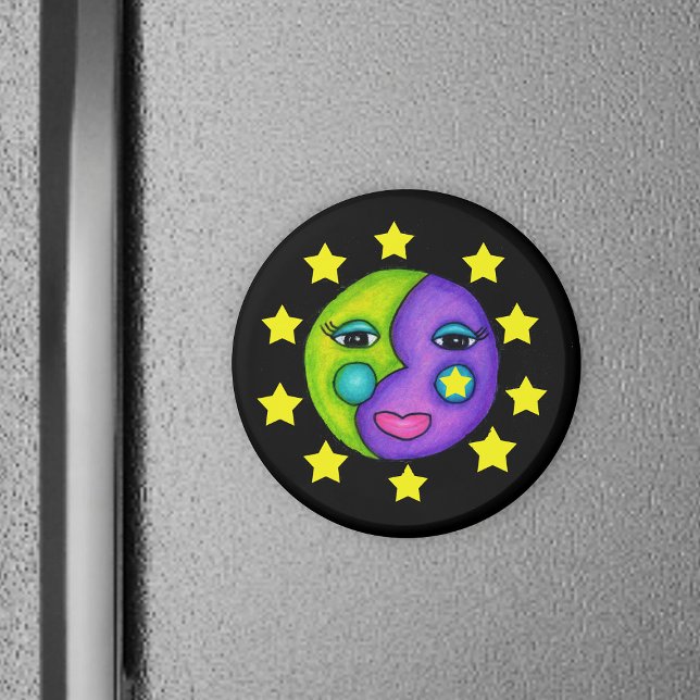 Imán Moon Face y Stars Magnet (Purple green moon with cute face surrounded by yellow stars on black round magnet.)