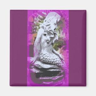 imán morado de sirena sentada
