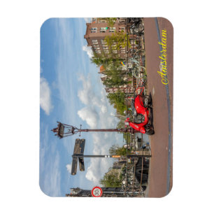 Imán Moto rojo en el puente sobre el Brouwersgracht