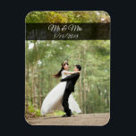 Imán Mr & Mrs Boda Couple Photo Mini Magnet<br><div class="desc">Añada su hermosa foto boda a este encantador imán refrigerador para recordar ese día especial. Agregue su propia foto y fecha en el área de personalización.</div>