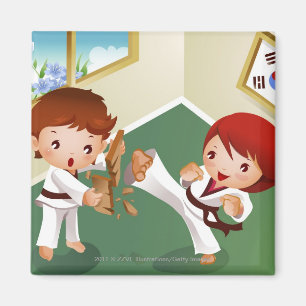 Imán Muchacho del karate que se sostiene de madera con