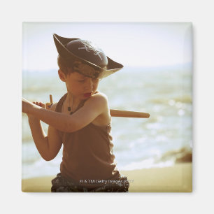 Imán Muchacho que juega al pirata, espada de madera