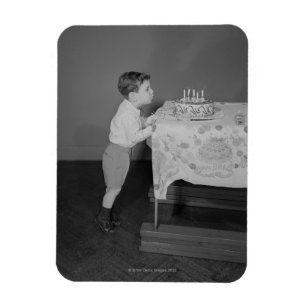 Imán Muchacho que sopla hacia fuera velas