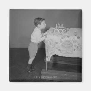 Imán Muchacho que sopla hacia fuera velas