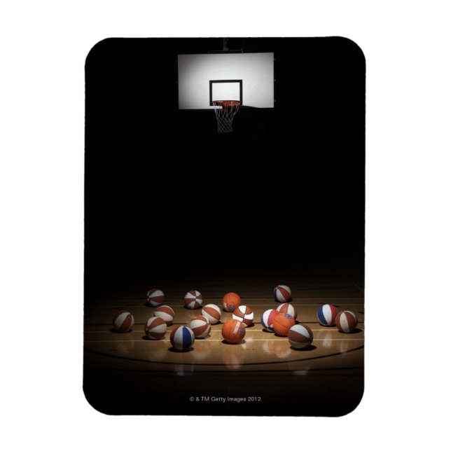 Imán Muchas baloncesto descansando en el suelo (Vertical)