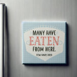 Imán Muchos Han Comido Desde Aquí La Cocina<br><div class="desc">Muchos han comido de Here Kitchen Magnet - Presentando este imán de tipografía de estilo vintage con el descarado dicho "muchos han comido de aquí, pocos han muerto". Asegúrate de que esta no sea tu última comida porque este es el regalo perfecto. Tal vez para ese amigo, miembro de la...</div>