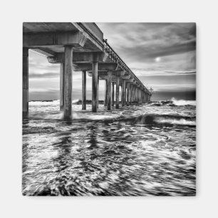 Imán muelle en blanco y negro al amanecer, California