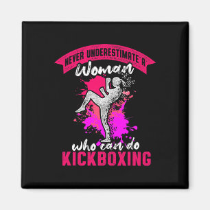 Imán Mujer de kickboxing Entrenamiento de kickboxing
