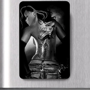 Imán Mujer Dragón Tatuada Negra y Blanca con Estilo Edg