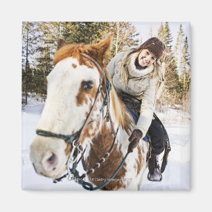 Imán Mujer en caballo al aire libre durante invierno