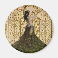 Mujer en falda de pavo real