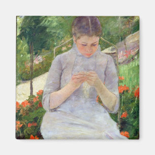 Imán Mujer joven que cose en el jardín, c.1880-82