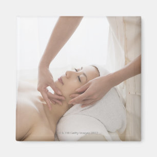 Imán Mujer joven que tiene masaje facial