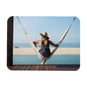 Imán Mujer que se sienta en una hamaca en un pequeño