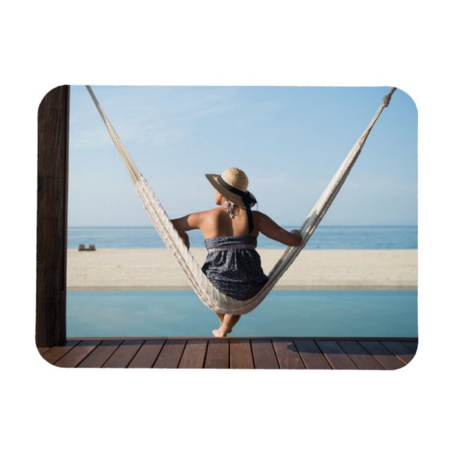 Imán Mujer Sentada En Una Hamaca En Un Pequeño Hotel (Horizontal)