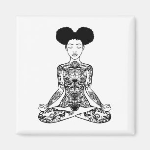 Imán Mujeres Afro con Moño Desordenado Meditando Medita