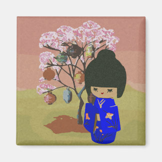 Imán Muñeca cute kokeshi con árbol de flores de cerezo