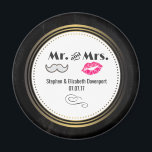 Imán Mustache & Lips Mr. y Sra. Black & Gold Boda<br><div class="desc">Un imán boda con un diseño boda de estilo moderno: labios glamorosos de besos rosas y un ilustracion masculino de bigote retro. Está situado sobre un fondo negro de pizarra con un marco circular de gradiente dorado en el centro. El texto dice que el señor y la señora y usted...</div>