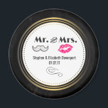 Imán Mustache & Lips Mr. y Sra. Black & Gold Boda<br><div class="desc">Un imán boda con un diseño boda de estilo moderno: labios glamorosos de besos rosas y un ilustracion masculino de bigote retro. Está situado sobre un fondo negro de pizarra con un marco circular de gradiente dorado en el centro. El texto dice que el señor y la señora y usted...</div>