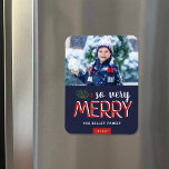 Imán Muy Feliz Feriado.<br><div class="desc">imanes de fotos de vacaciones impresos por personalizados con plantillas simples para la personalización. Este diseño moderno presenta una mezcla festiva de tipografía en rojo y blanco sobre un fondo azul marino. El texto dice "Muy Feliz". Personalízalo con tus fotos y agrega tu apellido y el año. Utilice las herramientas...</div>