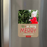 Imán Muy Feliz Feriado.<br><div class="desc">imanes de fotos de vacaciones impresos por personalizados con plantillas simples para la personalización. Este diseño moderno presenta una mezcla festiva de tipografía en rojo y blanco sobre un fondo falso de papel kraft. El texto dice "Muy Feliz". Personalízalo con tus fotos y agrega tu apellido y el año. Utilice...</div>