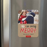 Imán Muy Feliz Feriado.<br><div class="desc">imanes de fotos de vacaciones impresos por personalizados con plantillas simples para la personalización. Este diseño moderno presenta una mezcla festiva de tipografía en rojo, gris y blanco sobre un fondo falso de papel kraft. El texto dice "Muy Feliz". Personalízalo con tus fotos y agrega tu apellido y el año....</div>