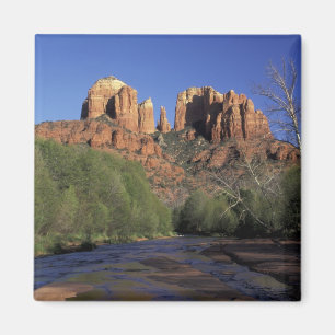 Imán NA, EE. UU., Arizona, Sedona. Cathedral Rock y Oak