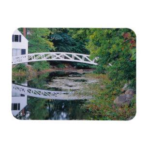 Imán NA, EE. UU., Maine.  Puente sobre estanque en Some