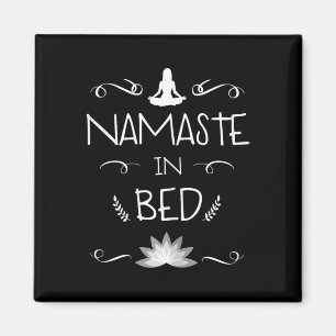 Imán Namaste En La Cama Camiseta Divertida De Yoga De R