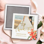 Imán Naranja Oleander Flowers Foto Gracias Boda<br><div class="desc">Elegante Naranja Oleander Flowers Foto Gracias imán Boda. Imán boda de fotos con foto de boda, nombres de novias y novios y fecha de boda. El diseño presenta un impresionante ilustracion de vibrantes flores de adelfa naranja y exuberantes hojas verdes. El cálido diseño floral evoca una sensación de romanticismo y...</div>