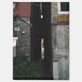 Imán Narrow venetian alleyway (2024)