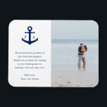 Imán Nautical Anchor Monograma Foto Favor De Boda<br><div class="desc">Imán de favores de boda náutico con un ancla azul marino con tu monograma a cada lado junto con tu mensaje de agradecimiento. A la derecha está tu foto favorita. Estos imanes náuticos sencillos son perfectos para una boda en la playa en verano y hacen grandes favores matrimoniales que sus...</div>