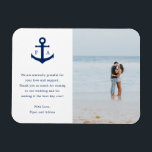Imán Nautical Anchor Monograma Foto Favor De Boda<br><div class="desc">Imán de favores de boda náutico con un ancla azul marino con tu monograma a cada lado junto con tu mensaje de agradecimiento. A la derecha está tu foto favorita. Estos imanes náuticos sencillos son perfectos para una boda en la playa en verano y hacen grandes favores matrimoniales que sus...</div>
