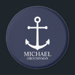 Imán Nautical Navy Blue Anchor Personalizado Groomsmen<br><div class="desc">Nautical Personalized Groomsmen Gift Este diseño presenta ancla blanca y el nombre personalizado del groomsman con título en blanco clásico estilo de letra serif sobre fondo azul marino. También perfecto para el mejor hombre,  padre de la novia y más.</div>