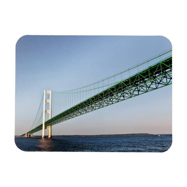 Imán Navegando bajo el puente de Mackinac (Horizontal)