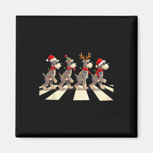 Imán Navidad en miniatura de Schnauzer Dog Crossing Roa