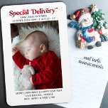 Imán Navidades de parto especiales Invitación de bebé<br><div class="desc">Imán especial de navidades de invitación para bebés con foto simple y diseño tipográfico ornamental. La entrega especial está escrita con letras contemporáneas modernas y la plantilla de fotos está configurada para que añadas tu foto favorita. También puedes añadir tu saludo de vacaciones personalizado y hay más espacio para presentar...</div>