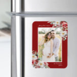 Imán Navidades Elegant Photo Magnet<br><div class="desc">Navidades Elegant Photo Magnet. Celebre esta temporada festiva con nuestro elegante Magnet de fotos de Navidades Elegantes. Este imán fotográfico, pintado a mano con amor, muestra una exquisita mezcla de flores crema, bayas rojas y botánicos verdes, todo ello contra una selección de fondo rojo, verde oscuro o negro. Perfecto para...</div>