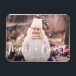 Imán Navidades fotográficos con letras de pincel brilla<br><div class="desc">¡Que tus vacaciones sean alegres y luminosas! Envíe saludos y deseos de vacaciones con este imán de fotos rústico de vacaciones. Incluye la cita 'Merry Bright' en letras de la mano del pincel. Personalice este imán de vacaciones agregando su foto, saludo, nombres y otros detalles favoritos, disponibles como una tarjeta...</div>