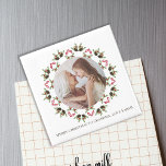 Imán Navidades Greenery Holly Berries Foliage Wreath<br><div class="desc">Este diseño cuenta con una estampación de fotos rojas y verdes de Navidades con bayas de hojas de vegetación elegantes, una sencilla corona minimalista mínima, con pinecones de pino hojas botánicas, elegante hoja de vacaciones festivas de moda, una plantilla de fotos redondeada, una elegancia creativa única y simplista, un moderno...</div>