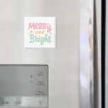 Imán Navidades modernos y coloridos<br><div class="desc">Moderno imán de Navidades con un diseño bonito y divertido con "Merry and Bright" en alegres letras color rosa pastel y verde casual.</div>