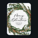 Imán Navidades modernos y mínimos de escritura de fleta<br><div class="desc">Guión moderno mínimo de follaje: Tarjeta de Navidades navideños Feliz. eucalipto pintado a mano,  rama de pino,  follaje mínimo y moderna corona rústica de mimbre le dan a esta tarjeta un ambiente lujoso. En verdes,  marrones y grises elegantes.</div>