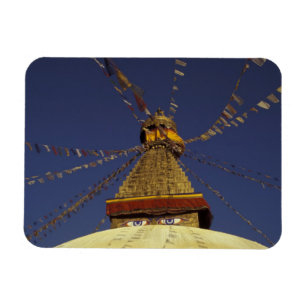 Imán Nepal, Katmandú. Bajo banderas de oración, vigilan